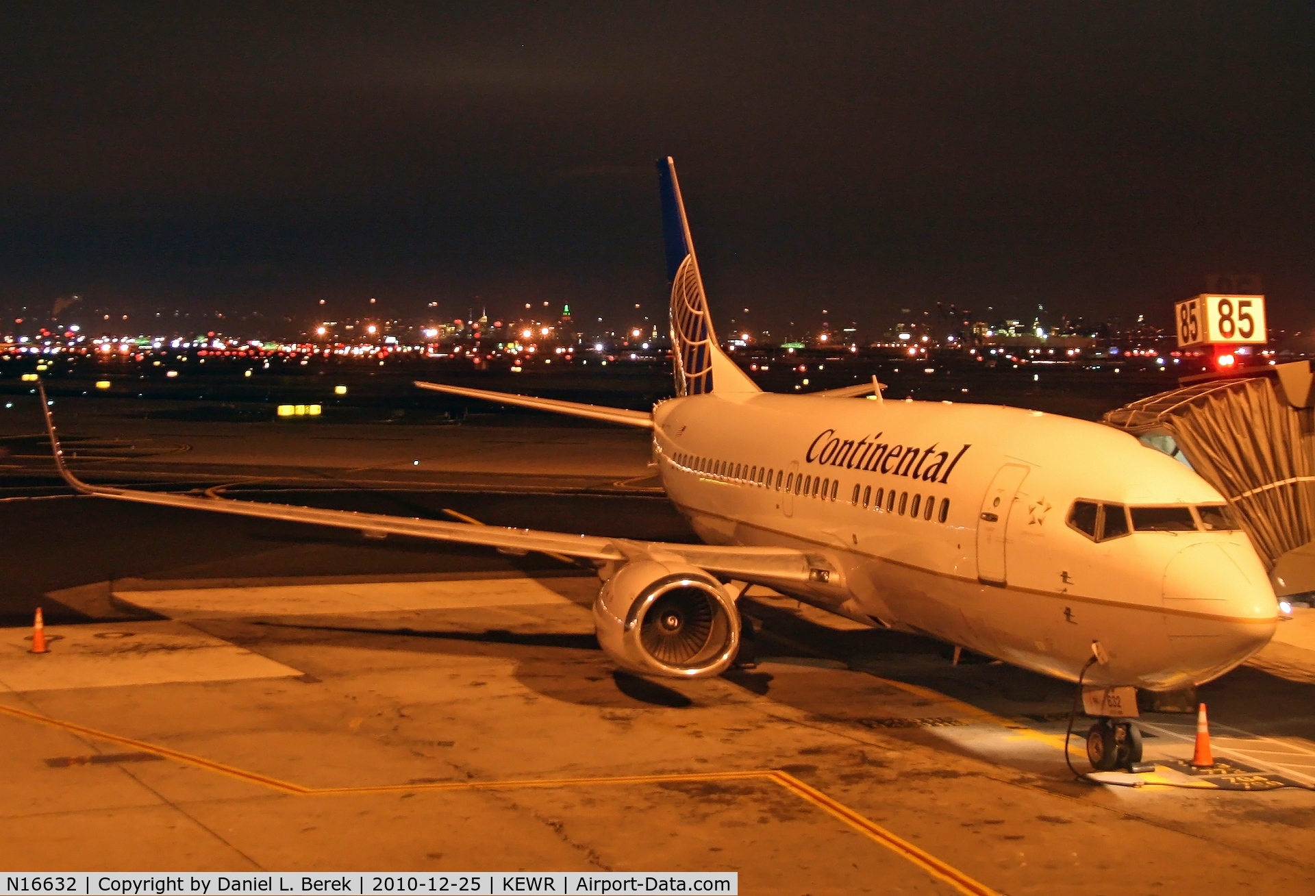 N16632, 1995 Boeing 737-524 C/N 27900, A 1995-vintage series -500 is bathed in the lights at Newark Airport.