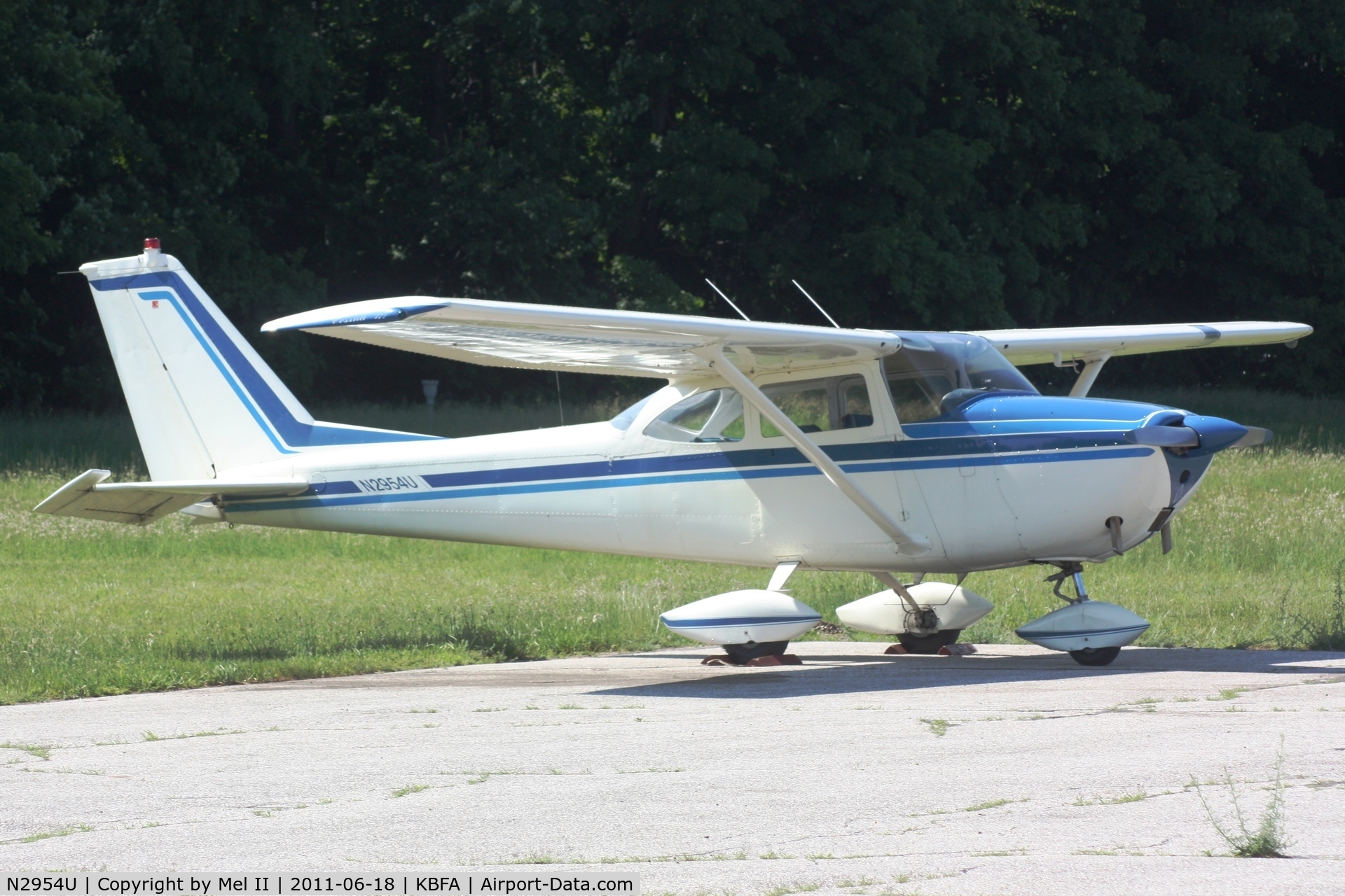 N2954U, 1963 Cessna 172D C/N 17250554, Parked