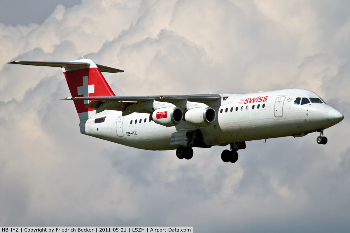 HB-IYZ, 1998 British Aerospace Avro 146-RJ100 C/N E3338, on final