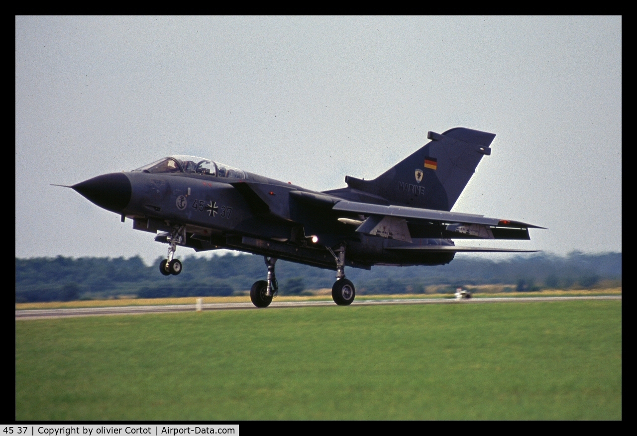 45 37, Panavia Tornado IDS C/N 594/GS185/4237, Landing at Cottesmore, RIAT 2001