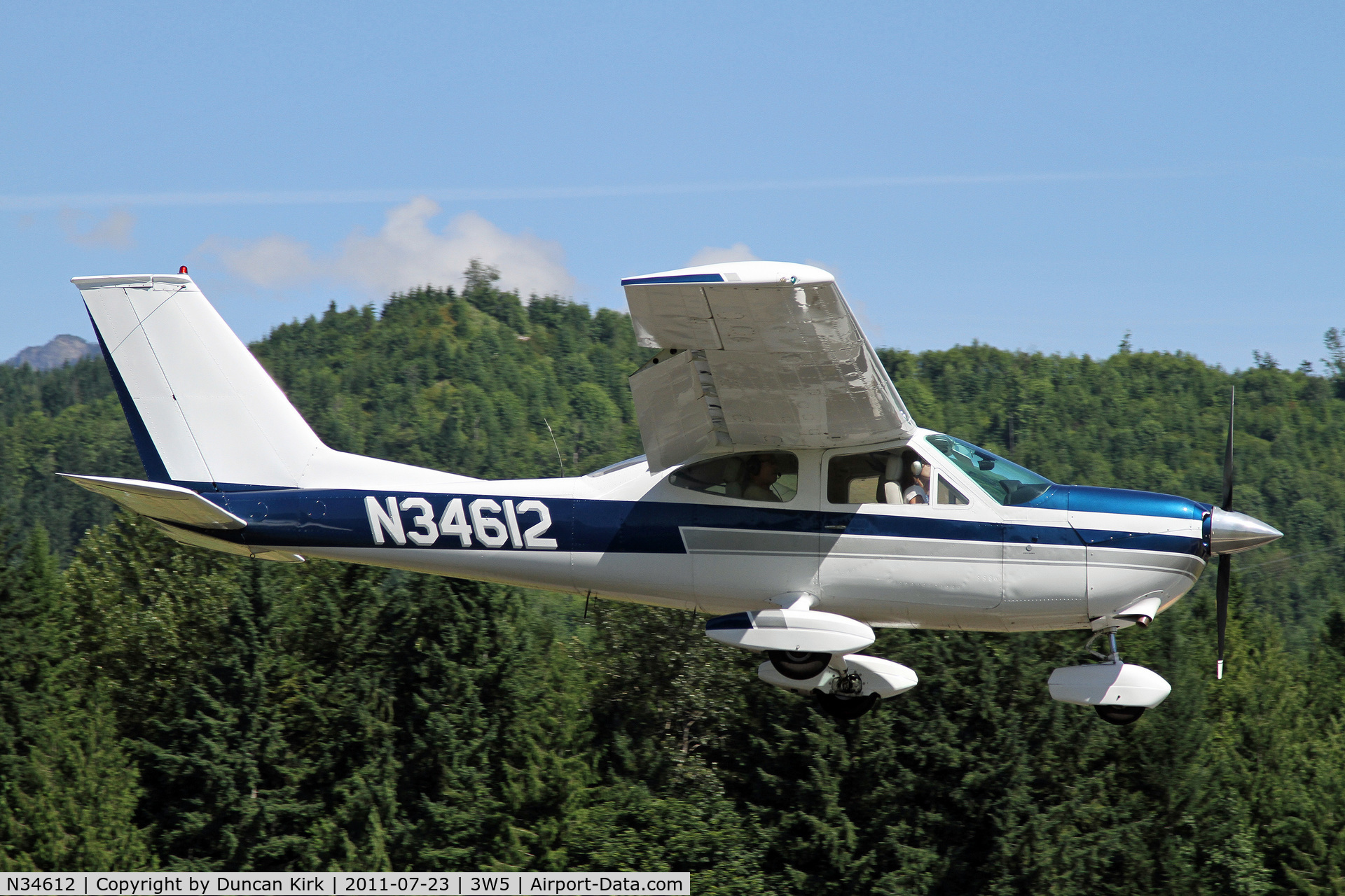 N34612, 1973 Cessna 177B Cardinal C/N 17701901, A Cardinal arrives for the fly-in