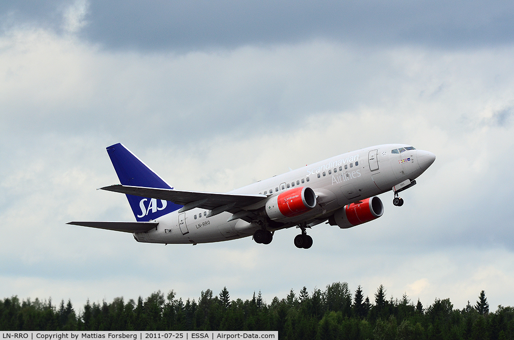 LN-RRO, 1998 Boeing 737-683 C/N 28288, LN-RRO take off on a cloudy day in Stockholm