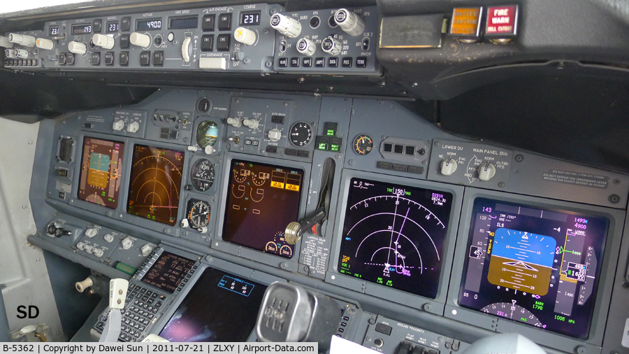 B-5362, 2000 Boeing 737-86J C/N 30499, cockpit