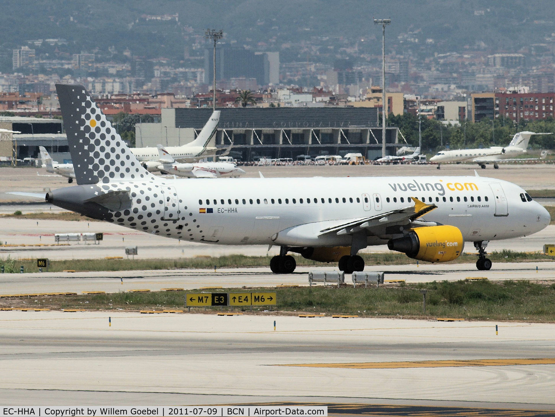 EC-HHA, 2000 Airbus A320-214 C/N 1221, Prepare for take off from Barcelona Airport