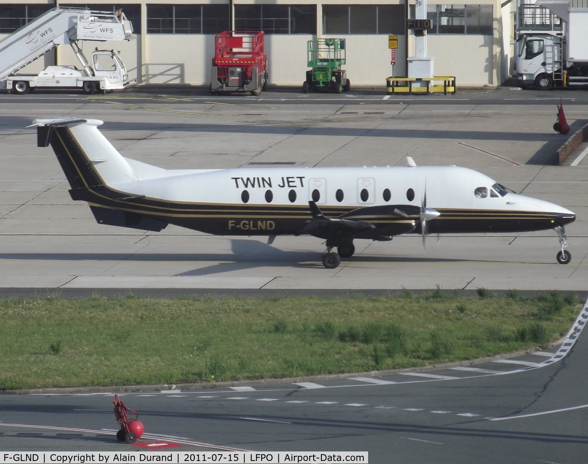 F-GLND, 1996 Beech 1900D C/N UE-196, taxying to Juliet remote ramps