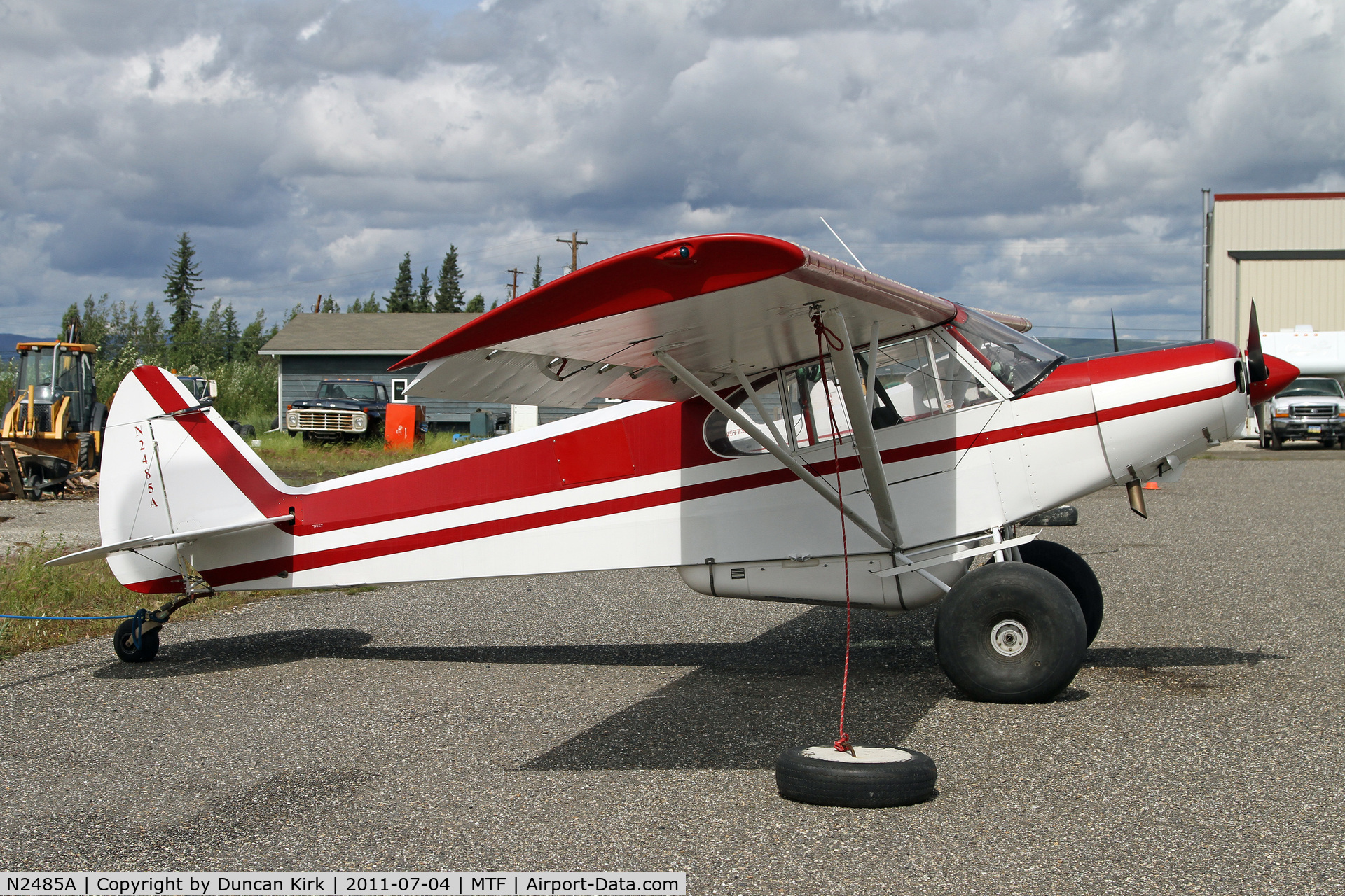 N2485A, 1952 Piper PA-18-150 Super Cub C/N 18-1954, Metro Field has a number of residences with tie downs or hangars