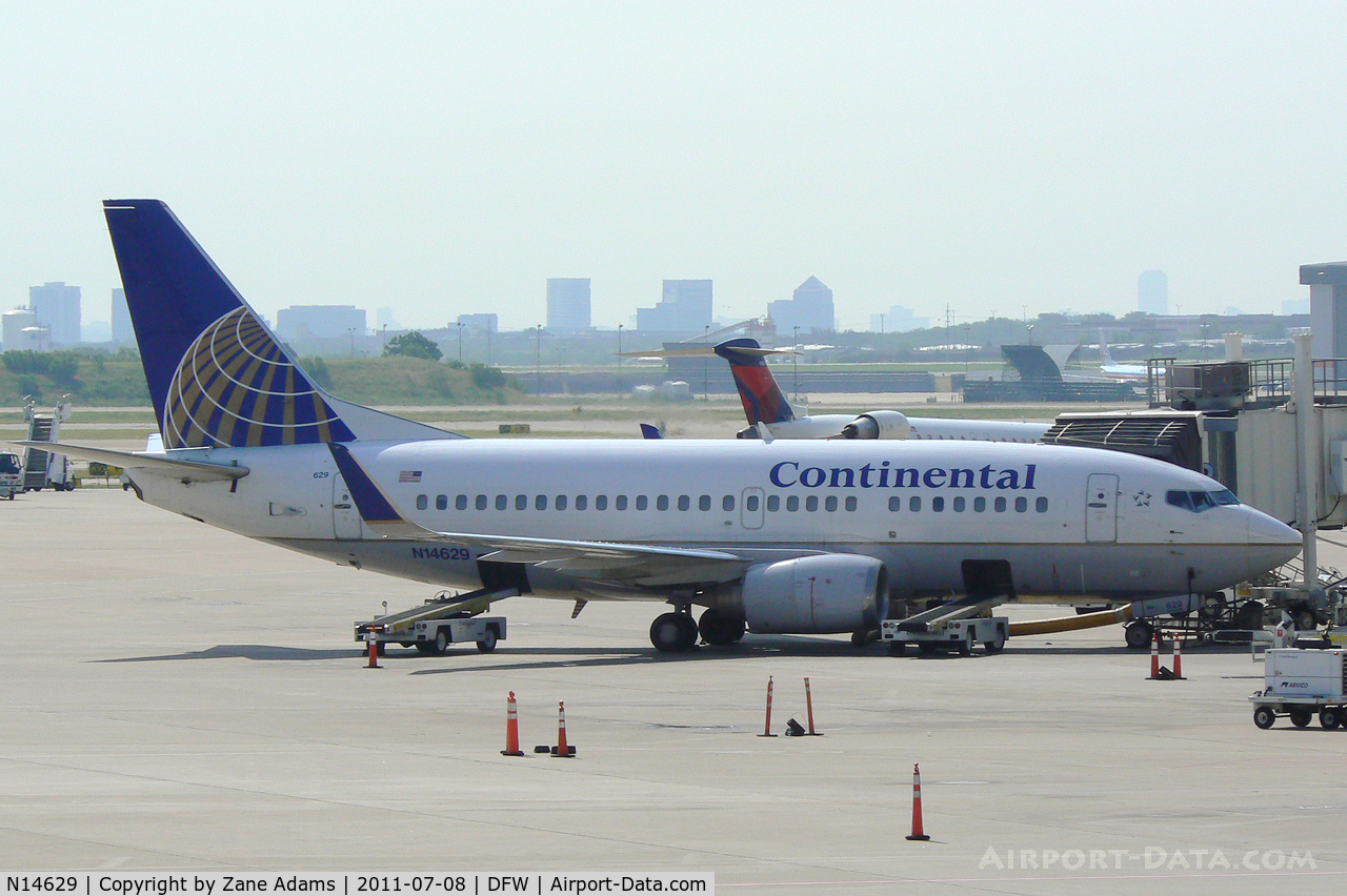 N14629, 1995 Boeing 737-524 C/N 27533, Continental at the gate - DFW Airport