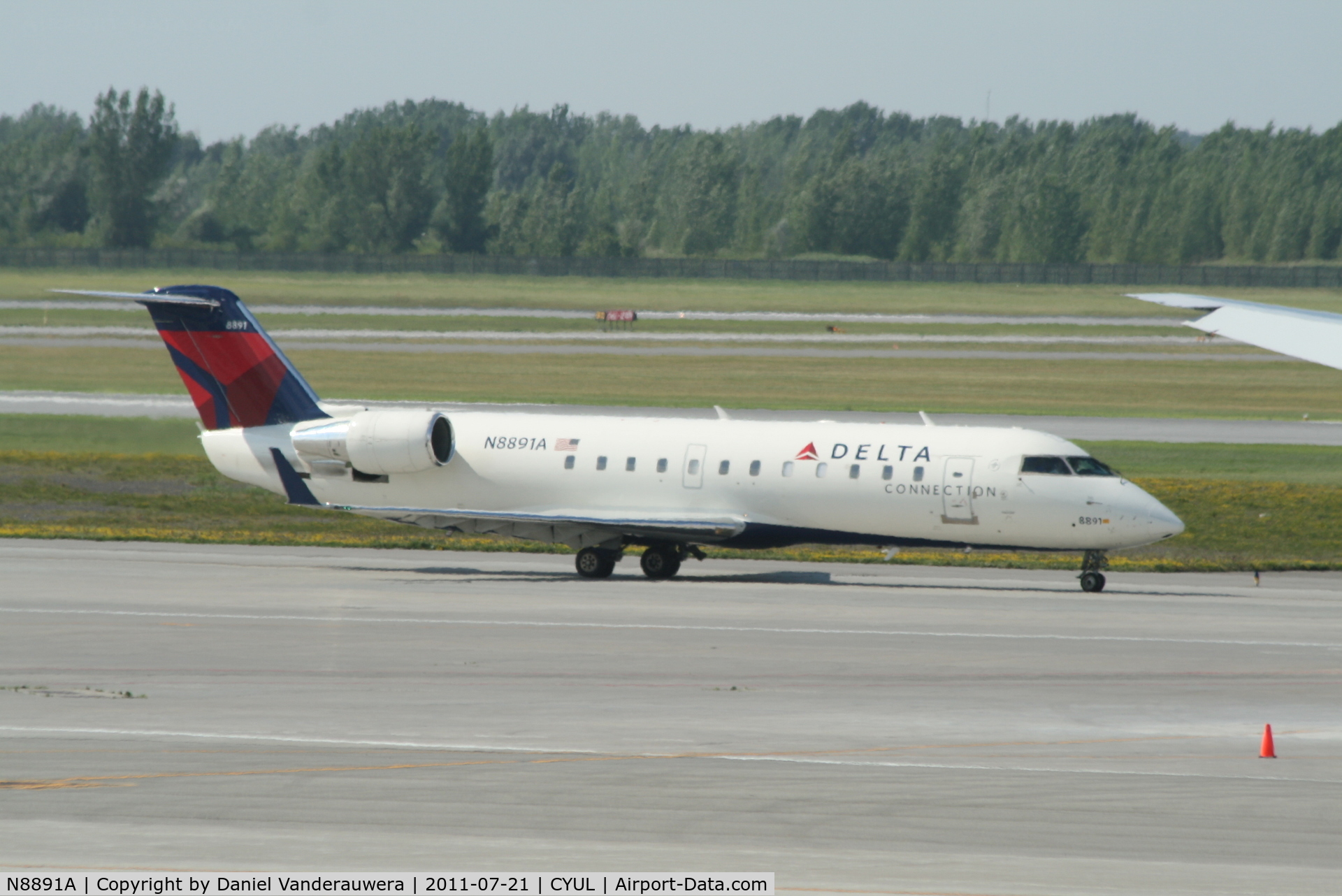 N8891A, 2004 Bombardier CRJ-200 (CL-600-2B19) C/N 7891, Taxiing to the gate
