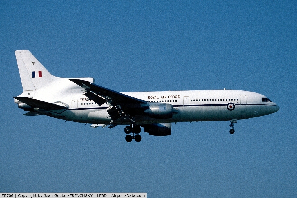ZE706, Lockheed L-1011-385-3 TriStar C2 (500) C/N 193Y-1177, parking fret en 1998