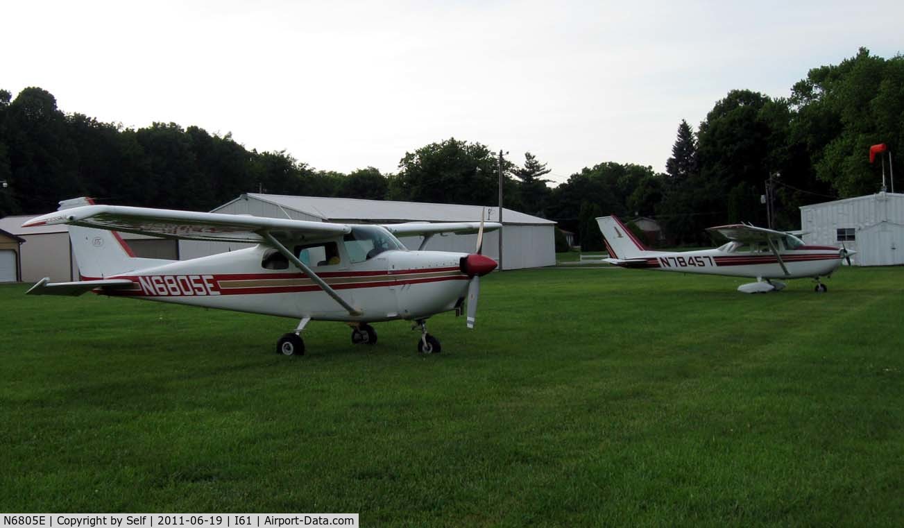 N6805E, 1959 Cessna 175A Skylark C/N 56305, 1960 model 175A 6805E on the grass with a 1968 C172.
The 175 has a Lycoming O-320 160HP engine with a Hartzell constant speed prop.