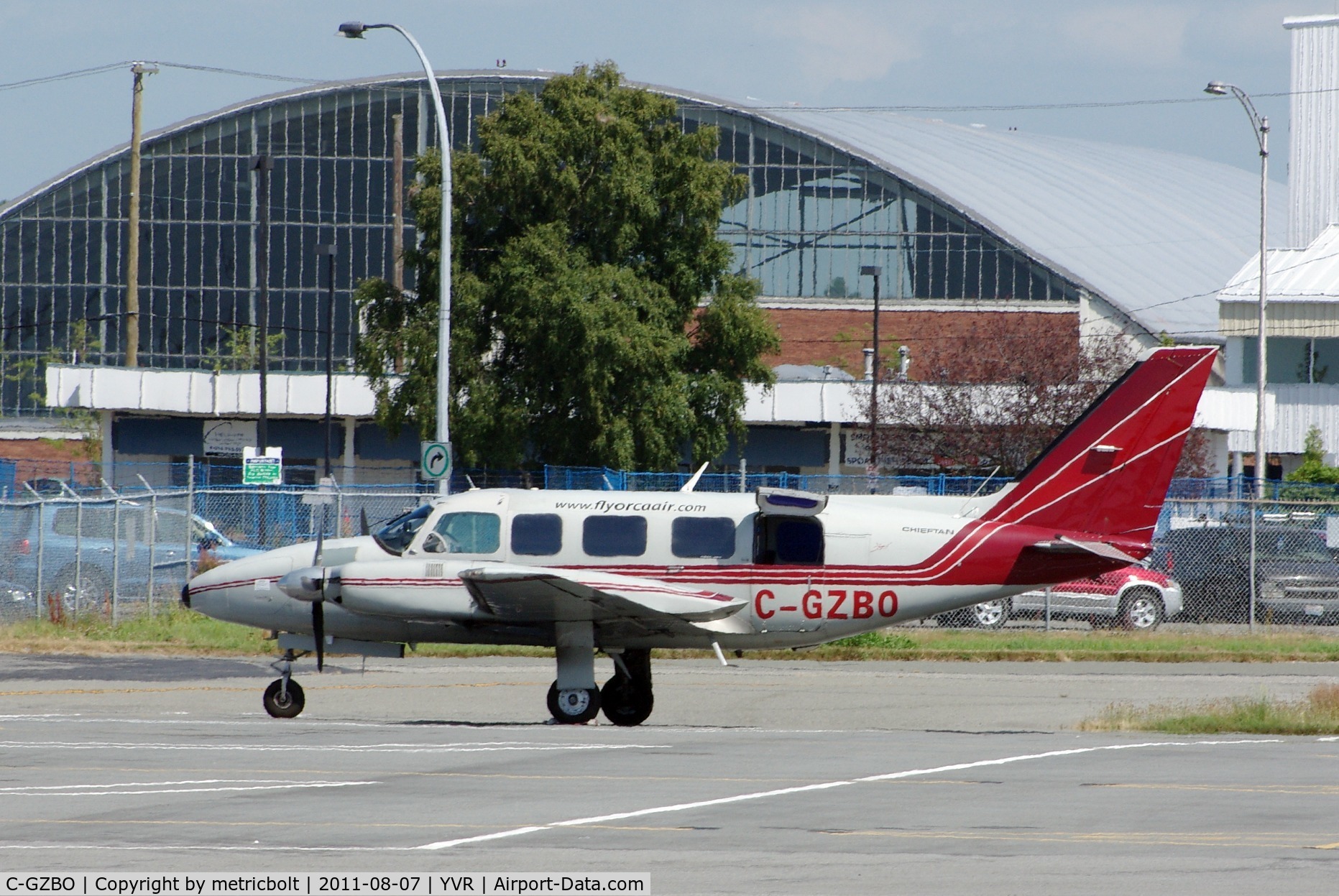 C-GZBO, Piper PA-31-350 Chieftain C/N 31-8252048, Now without titles on tail