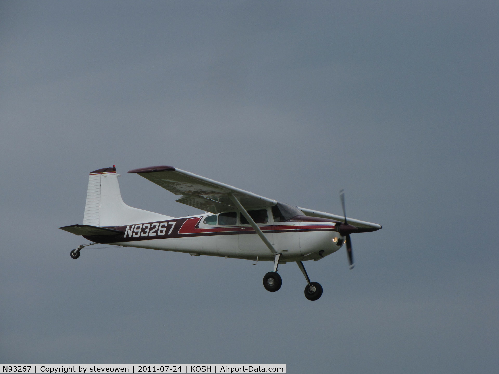 N93267, 1976 Cessna A185F Skywagon 185 C/N 18503204, landing Rwy 09 during EAA 2011