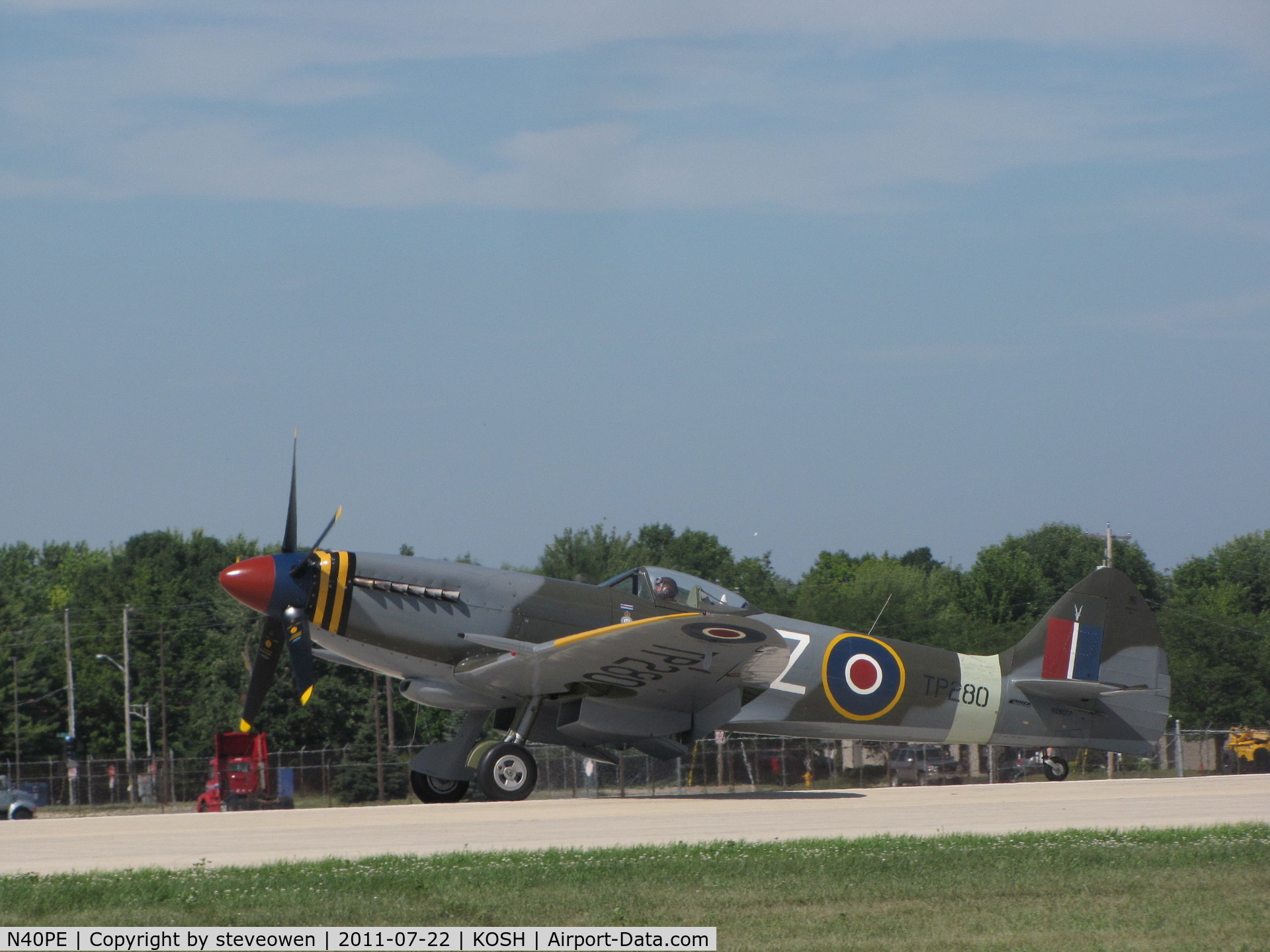 N40PE, 1942 Curtiss P-40E C/N AK905, Landing Rwy 27 @ KOSH during EAA2011