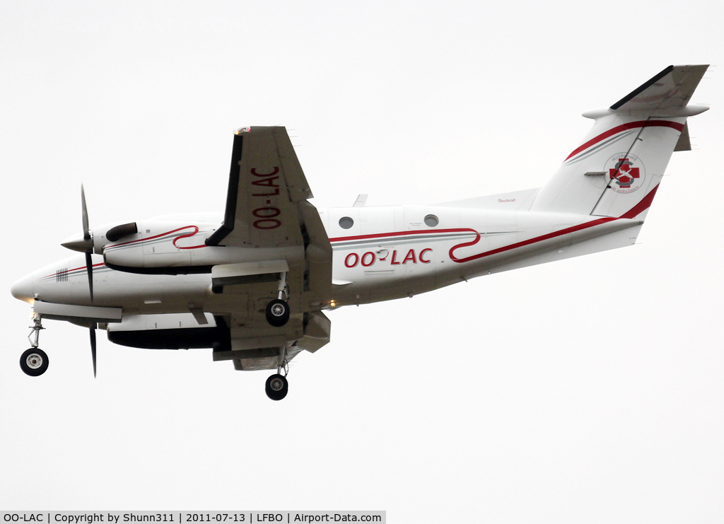 OO-LAC, 1982 Beech 200C Super King Air C/N BL-16, Landing rwy 32L