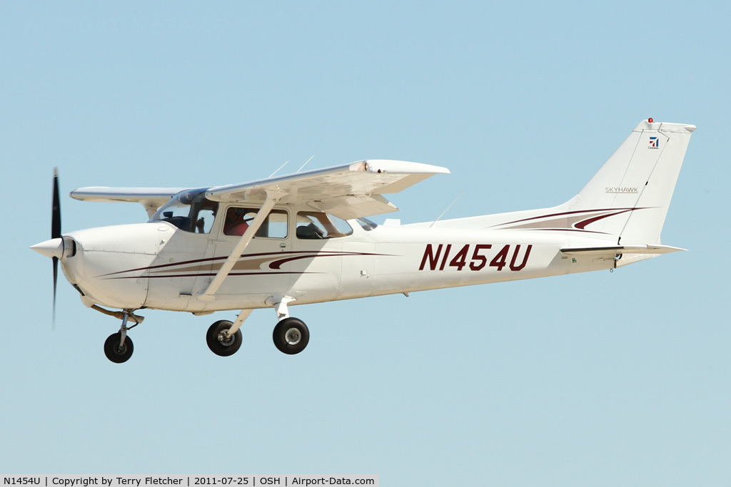 N1454U, 1976 Cessna 172M C/N 17267121, 1976 Cessna 172M, c/n: 17267121 landing at 2011 Oshkosh