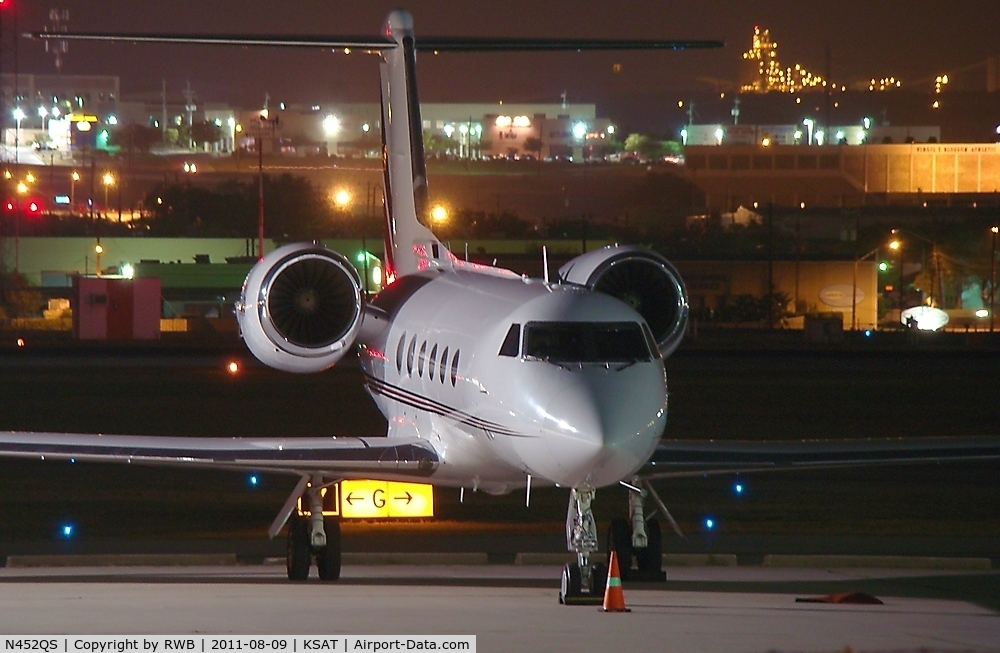 N452QS, 1998 Gulfstream Aerospace G-IV C/N 1352, Parked overnight