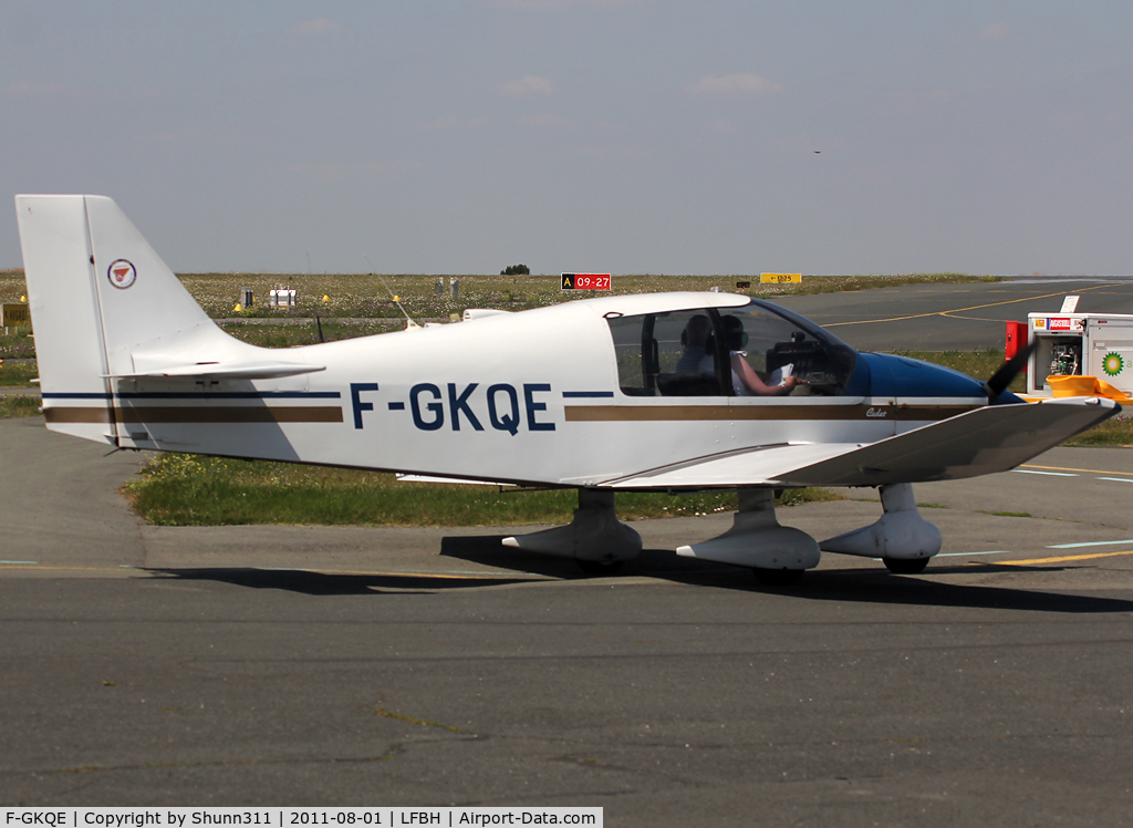 F-GKQE, Robin DR-400-100 Cadet C/N 2049, Taxiing for departure...