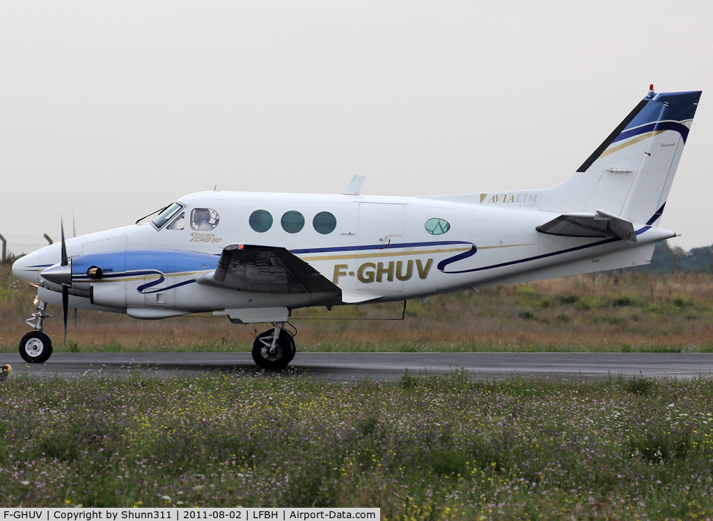F-GHUV, 1978 Beech E90 King Air C/N LW-278, Lining up rwy 09 for departure...