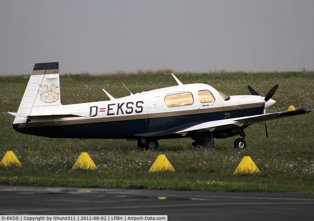 D-EKSS, Mooney M20J 201 C/N 24-3278, Parked on the grass...