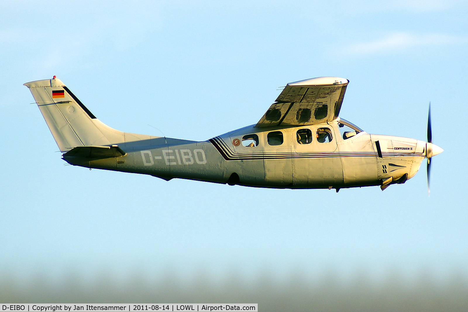 D-EIBO, Cessna T210M II Turbo Centurion C/N 21000714, D-EIBO @ LOWL