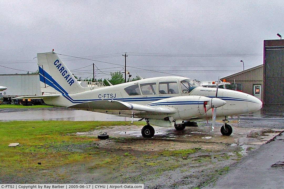 C-FTSJ, 1969 Piper PA-23-250 Aztec D C/N 27-4387, Piper PA-23-250 Aztec D [27-4387] St.Hubert~C 17/06/2005.