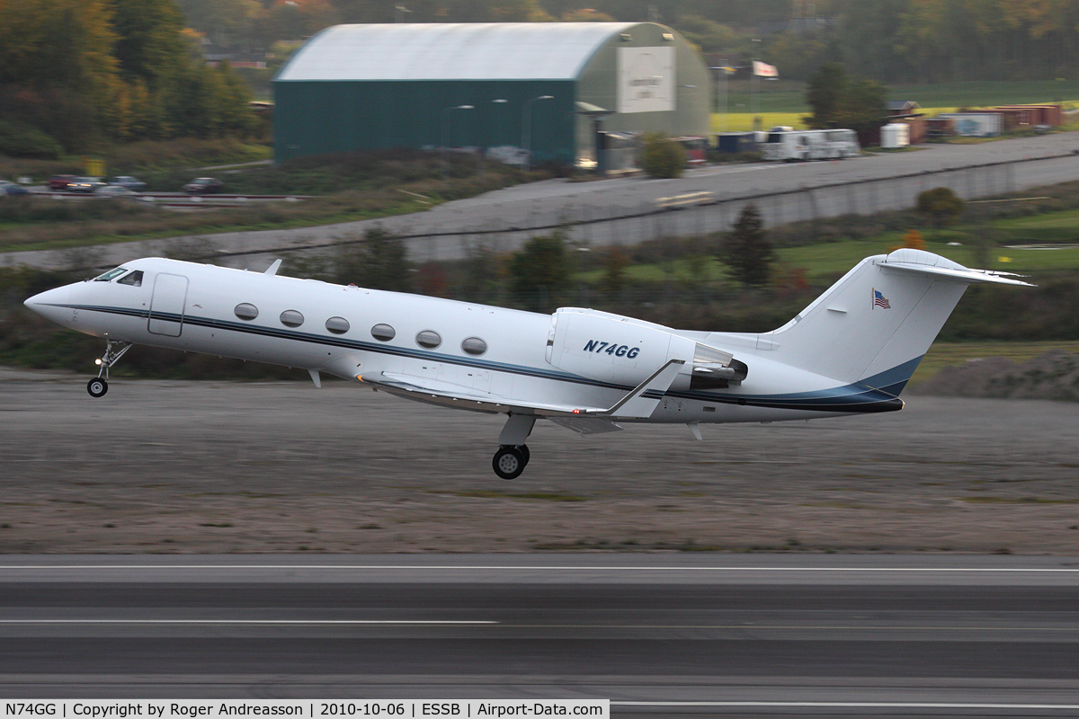 N74GG, 1998 Gulfstream Aerospace G-IV C/N 1331, Leaving Bromma early in the morning