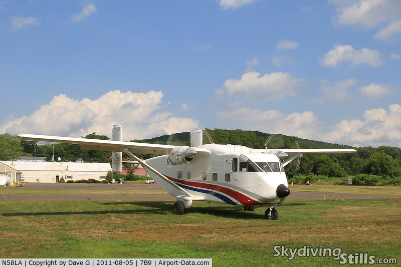 N58LA, 1982 Short SC-7 Skyvan 3A-100 C/N SH1979, Taxiing to pick up skydivers at Connecticut Parachutists, Ellington, CT