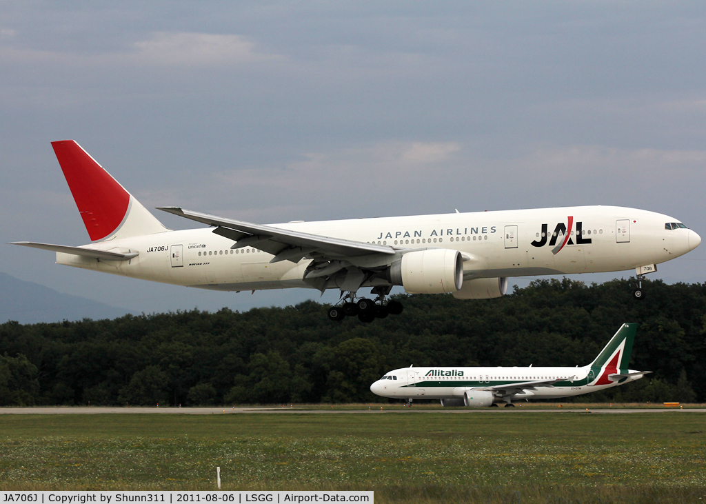JA706J, 2003 Boeing 777-246/ER C/N 33394, Landing rwy 23
