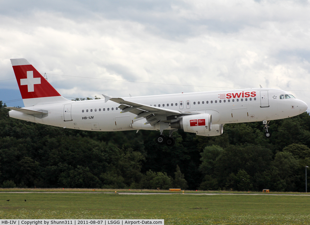 HB-IJV, 2003 Airbus A320-214 C/N 2024, Landing rwy 23