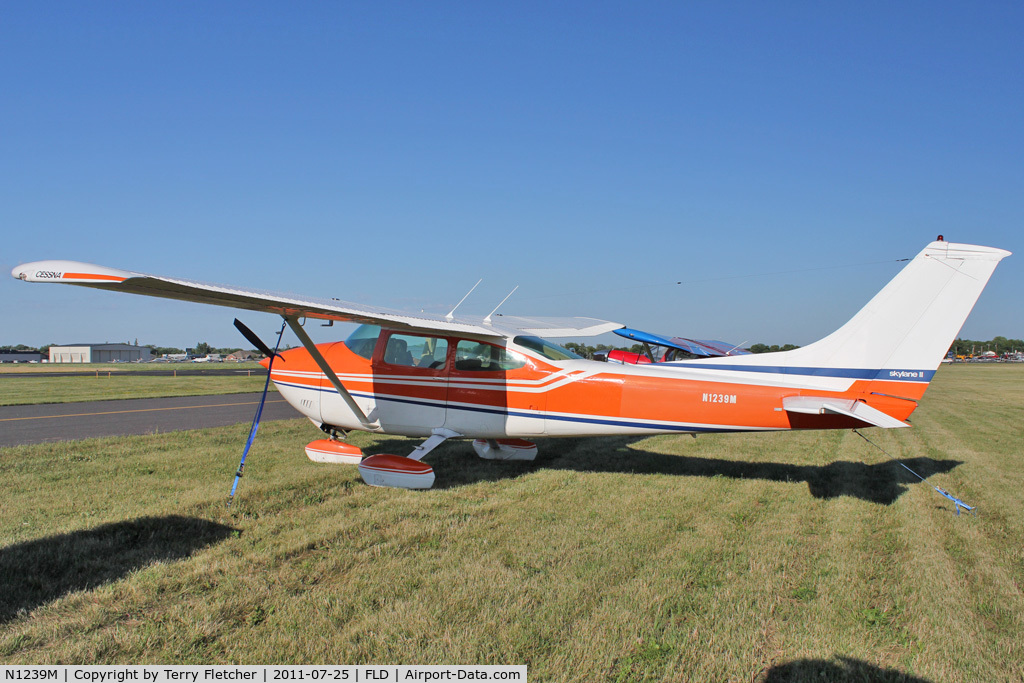 N1239M, 1975 Cessna 182P Skylane C/N 18264254, 1975 Cessna 182P, c/n: 18264254 at Fond Du Lac
