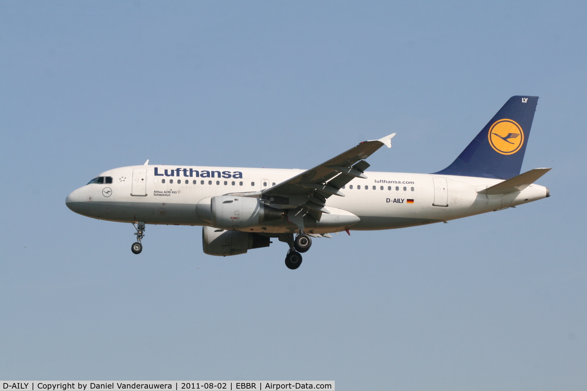 D-AILY, 1998 Airbus A319-114 C/N 875, Arrival of flight LH2284 to RWY 25L