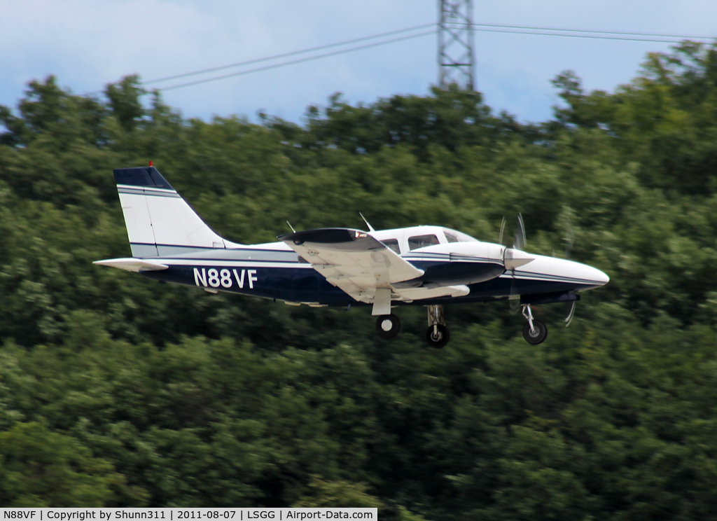 N88VF, 1982 Piper PA-34-220T Seneca C/N 34-8233171, Landing rwy 23