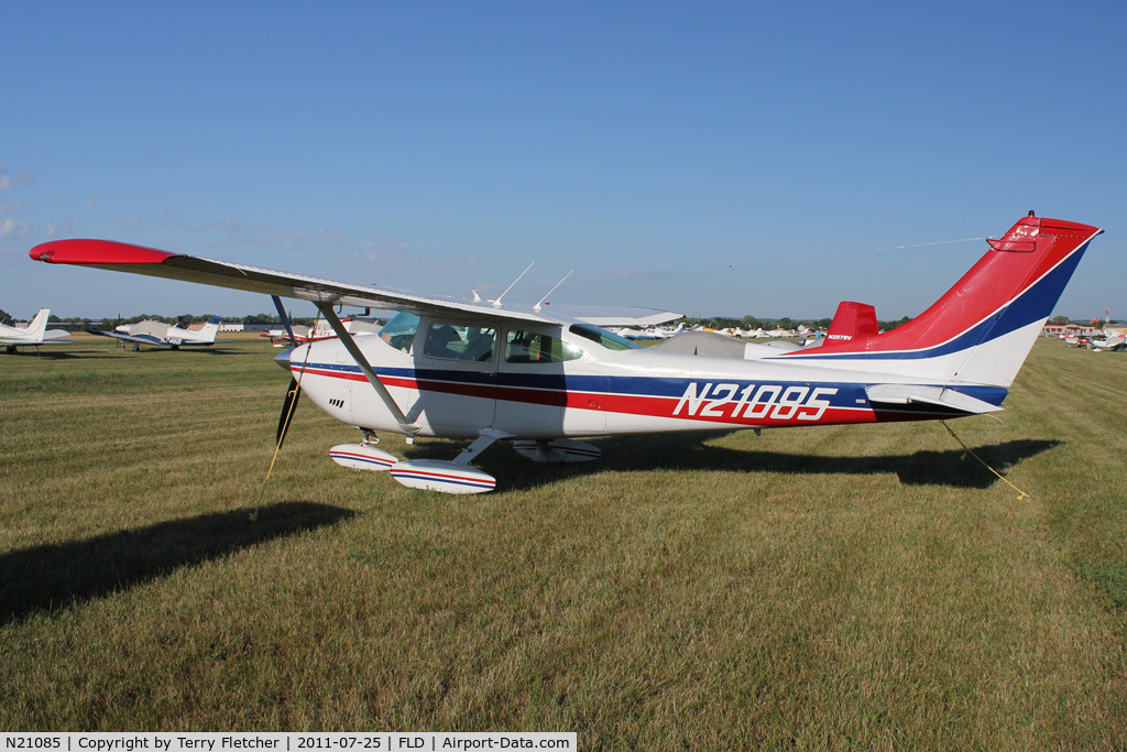 N21085, 1972 Cessna 182P Skylane C/N 18261402, 1972 Cessna 182P, c/n: 18261402 at Fond Du Lac