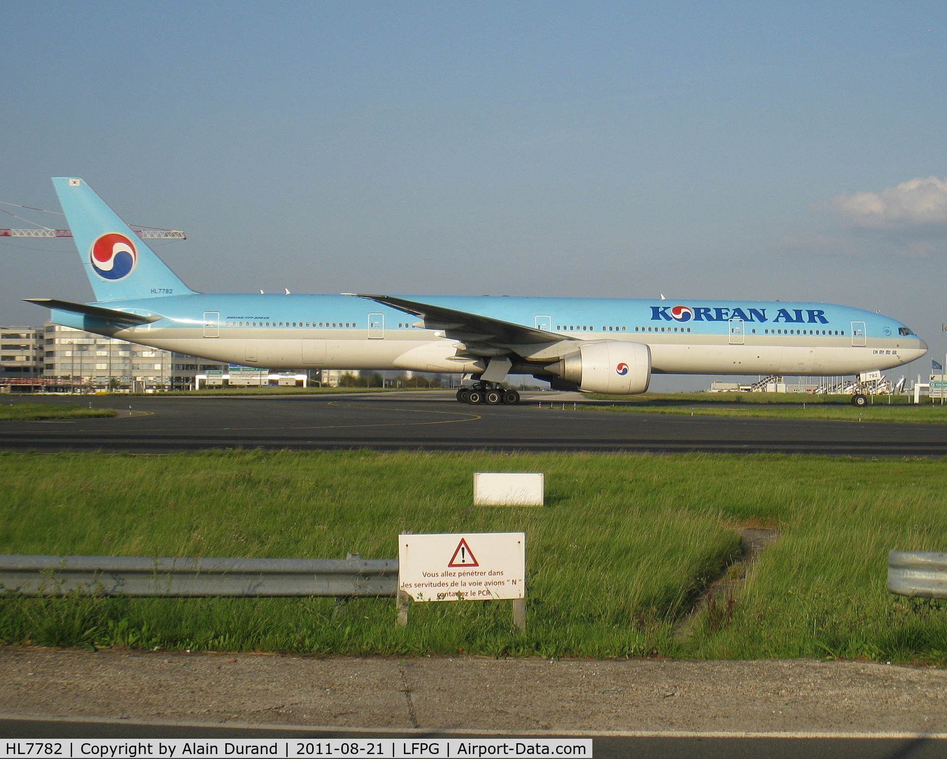 HL7782, 2009 Boeing 777-3B5/ER C/N 37643, Korean Air has been serving CDG for decades and was one of the very last airlines of Asia to operate the passenger 747 on the route. The 744 in use for over 20 years recently surrendered to a mix of Triple 7s