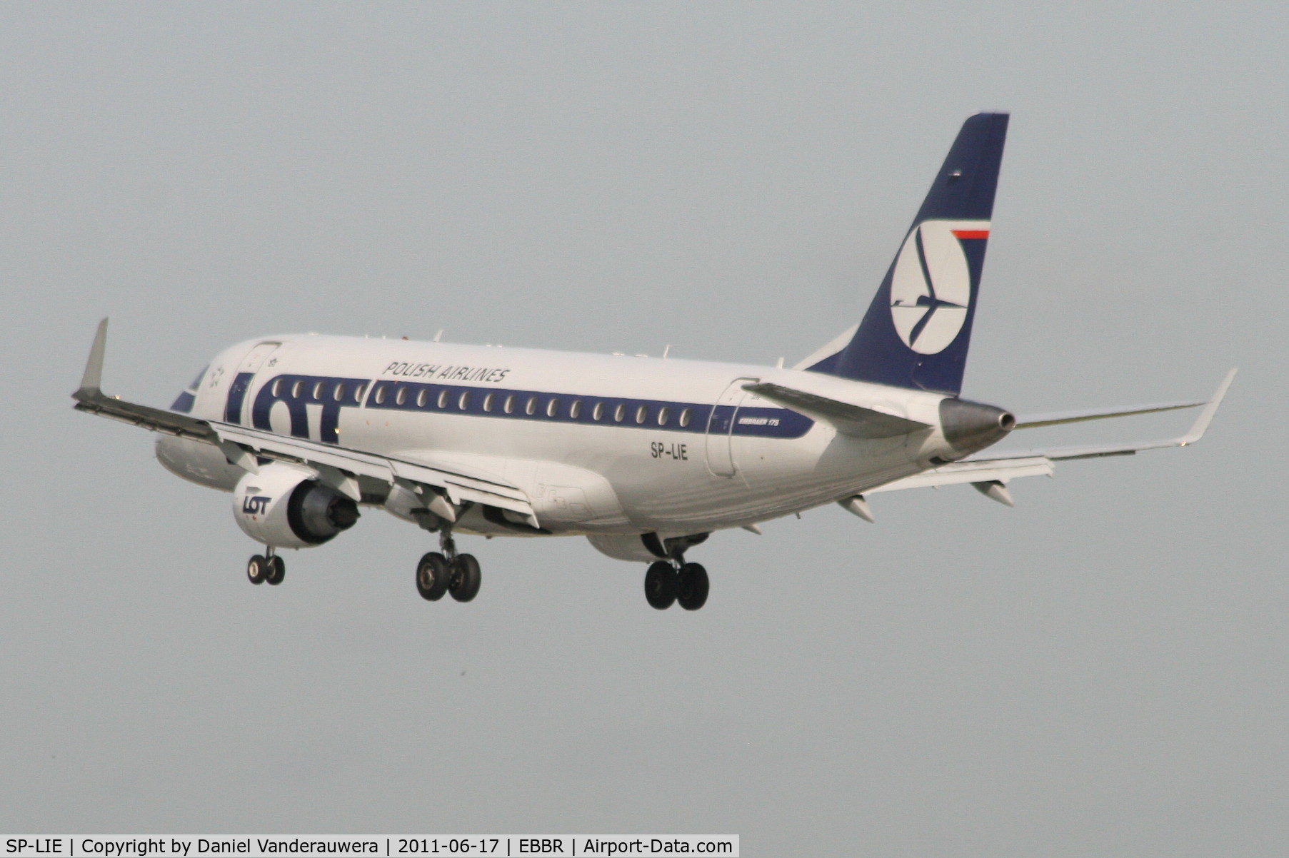 SP-LIE, 2006 Embraer 175LR (ERJ-170-200LR) C/N 17000153, Flight LO235 is descending to RWY 25L