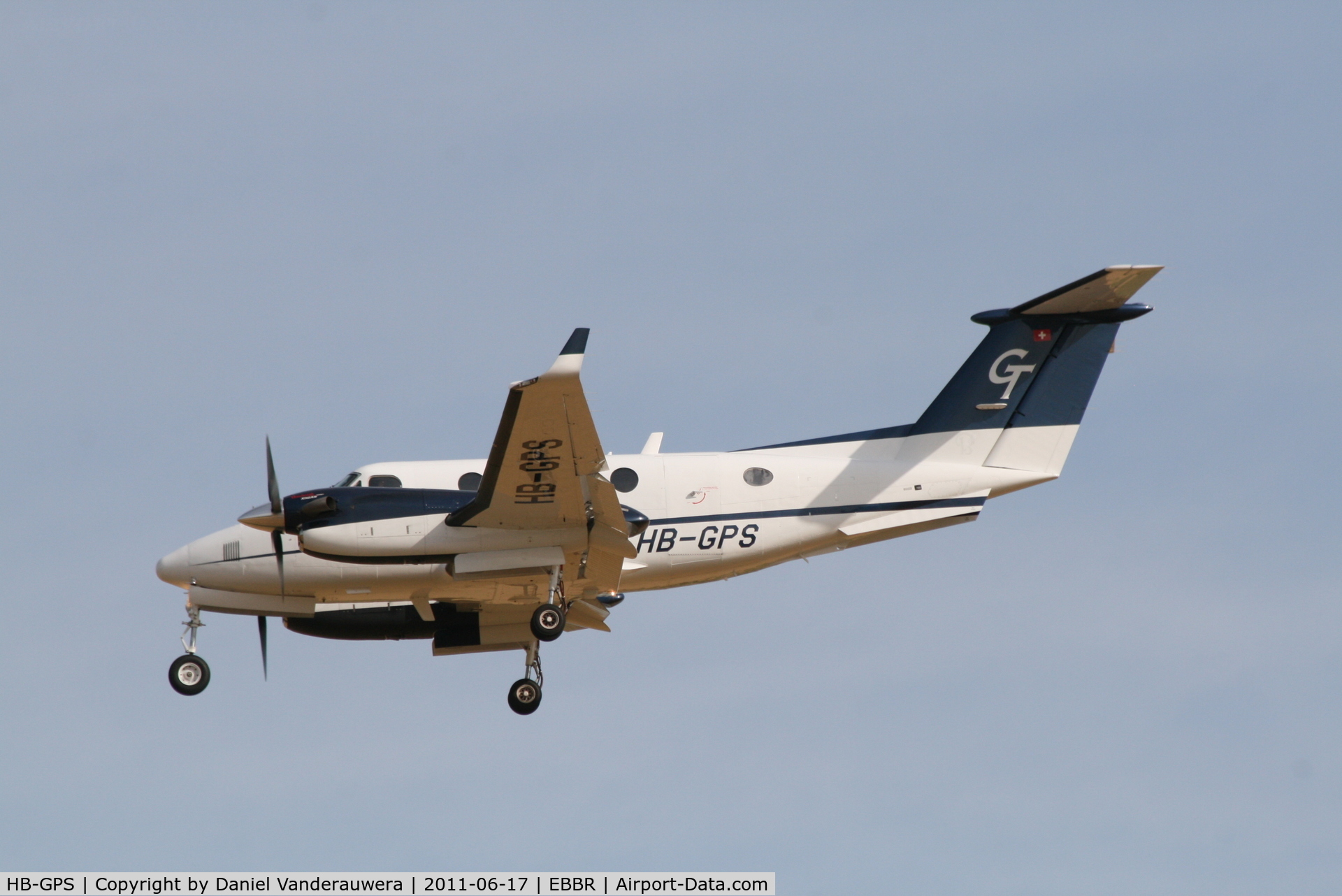HB-GPS, 2009 Beechcraft King Air 200GT C/N BY-093, Descending to RWY 25L