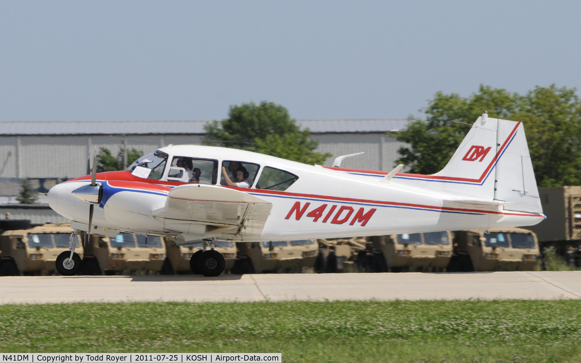 N41DM, 1959 Piper PA-23-160 Apache C/N 23-1566, AIRVENTURE 2011
