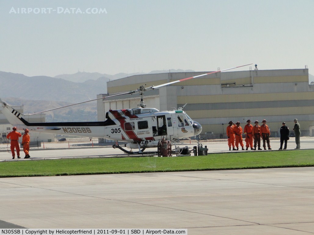 N305SB, 1969 Bell UH-1H-BF Iroquois C/N 11527, Crew waiting for crew members who secured the main rotor