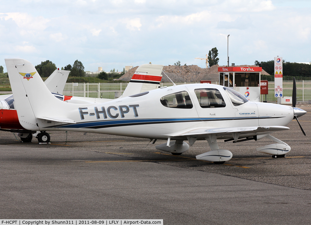 F-HCPT, 2000 Cirrus SR20 C/N 1034, Parked...