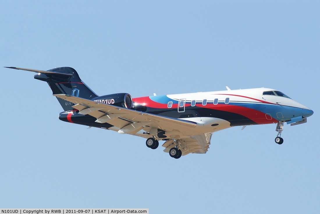 N101UD, 2008 Bombardier Challenger 300 (BD-100-1A10) C/N 20220, Landing 30L
