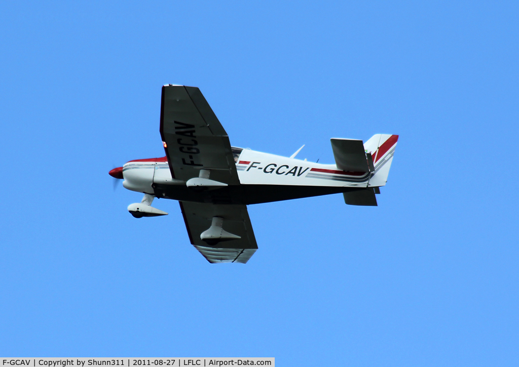 F-GCAV, Robin DR-400-120 C/N 1432, Taking off...