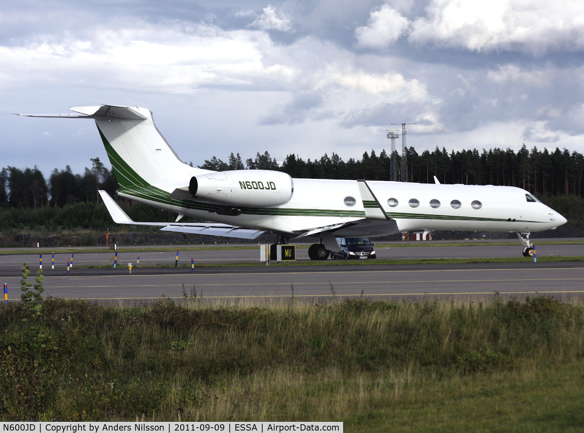 N600JD, 2001 Gulfstream Aerospace G-V C/N 640, Waiting for slot time at ramp M.