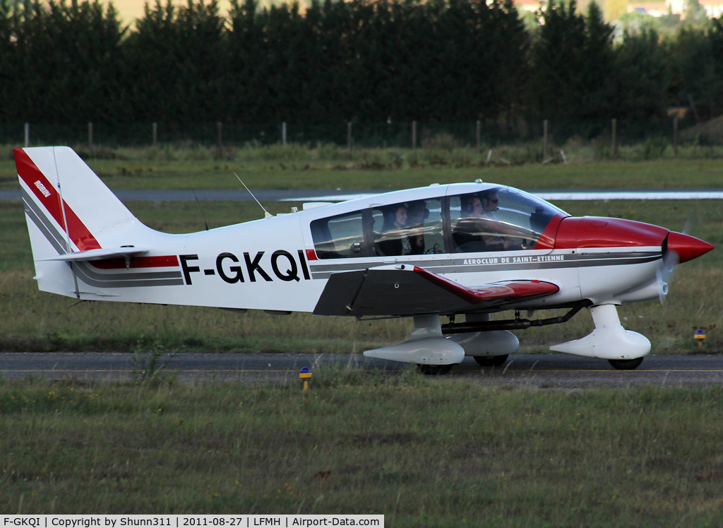 F-GKQI, Robin DR-400-180 Regent C/N 2048, Taxiing for a new light flight...