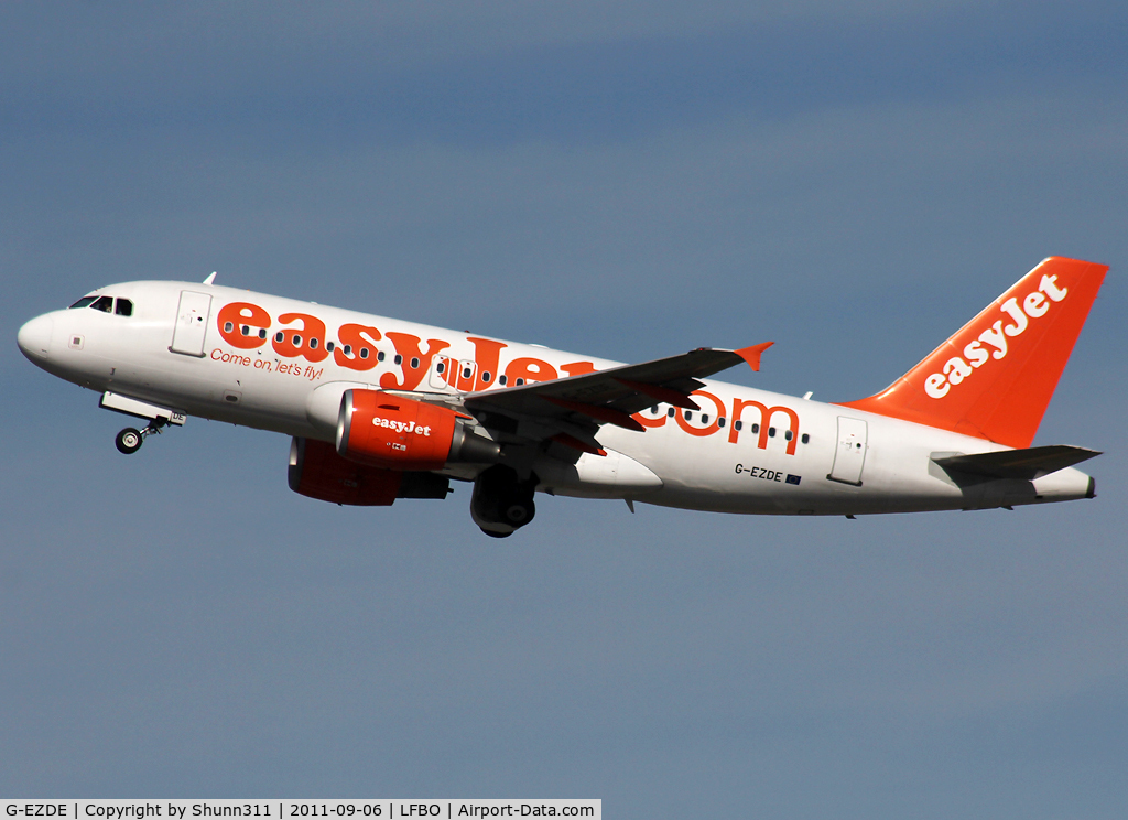 G-EZDE, 2008 Airbus A319-111 C/N 3426, Taking off from rwy 32R