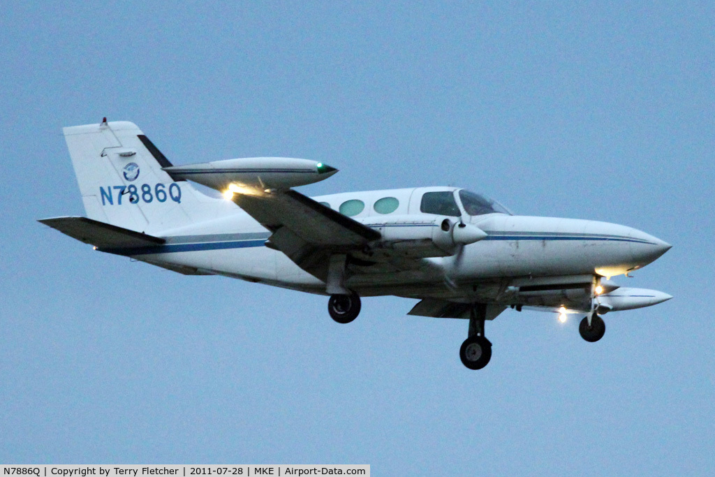 N7886Q, 1972 Cessna 402B Utiliner C/N 402B0214, Bringing in the night freight at Milwaukee