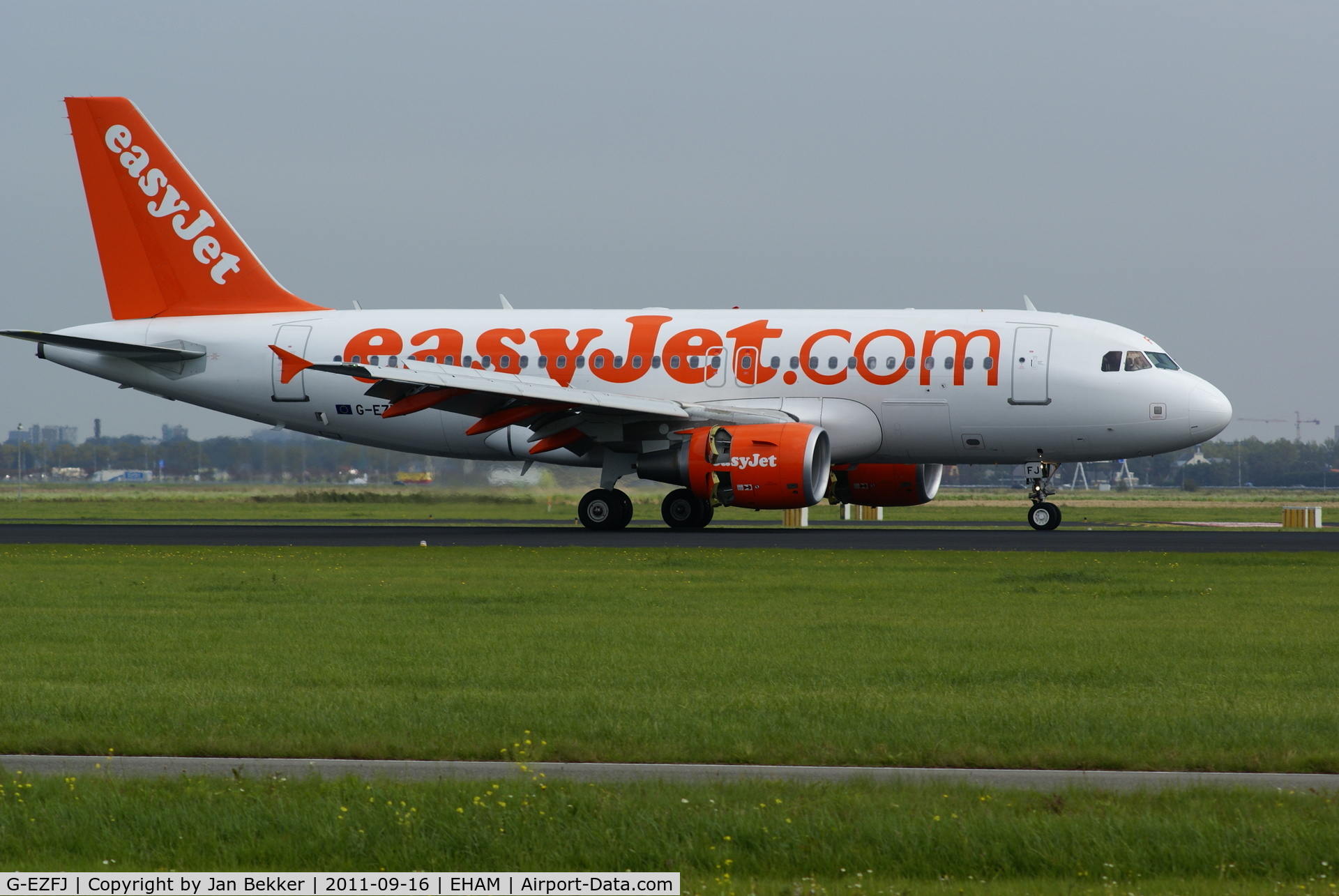 G-EZFJ, 2009 Airbus A319-111 C/N 4040, Just after landing on the Polderbaan at Schiphol.