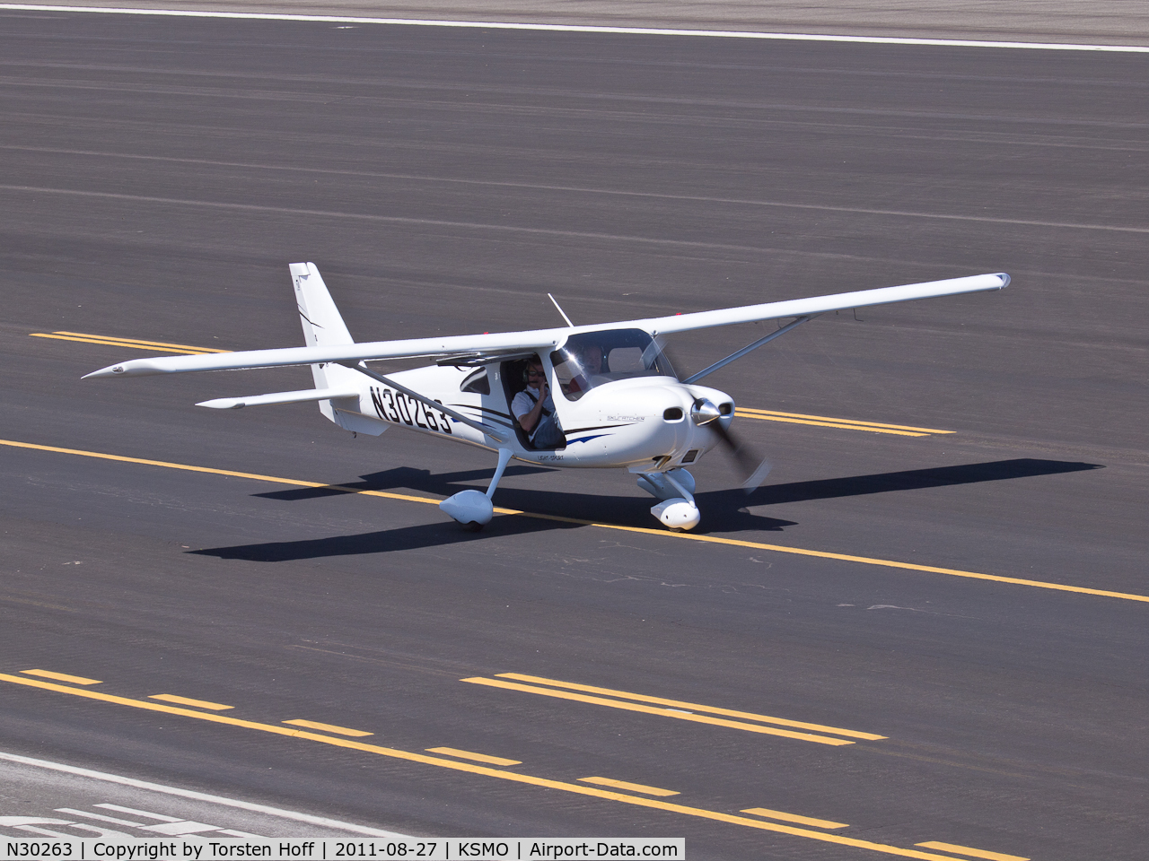 N30263, Cessna 162 Skycatcher C/N 16200092, N30263 taxiing