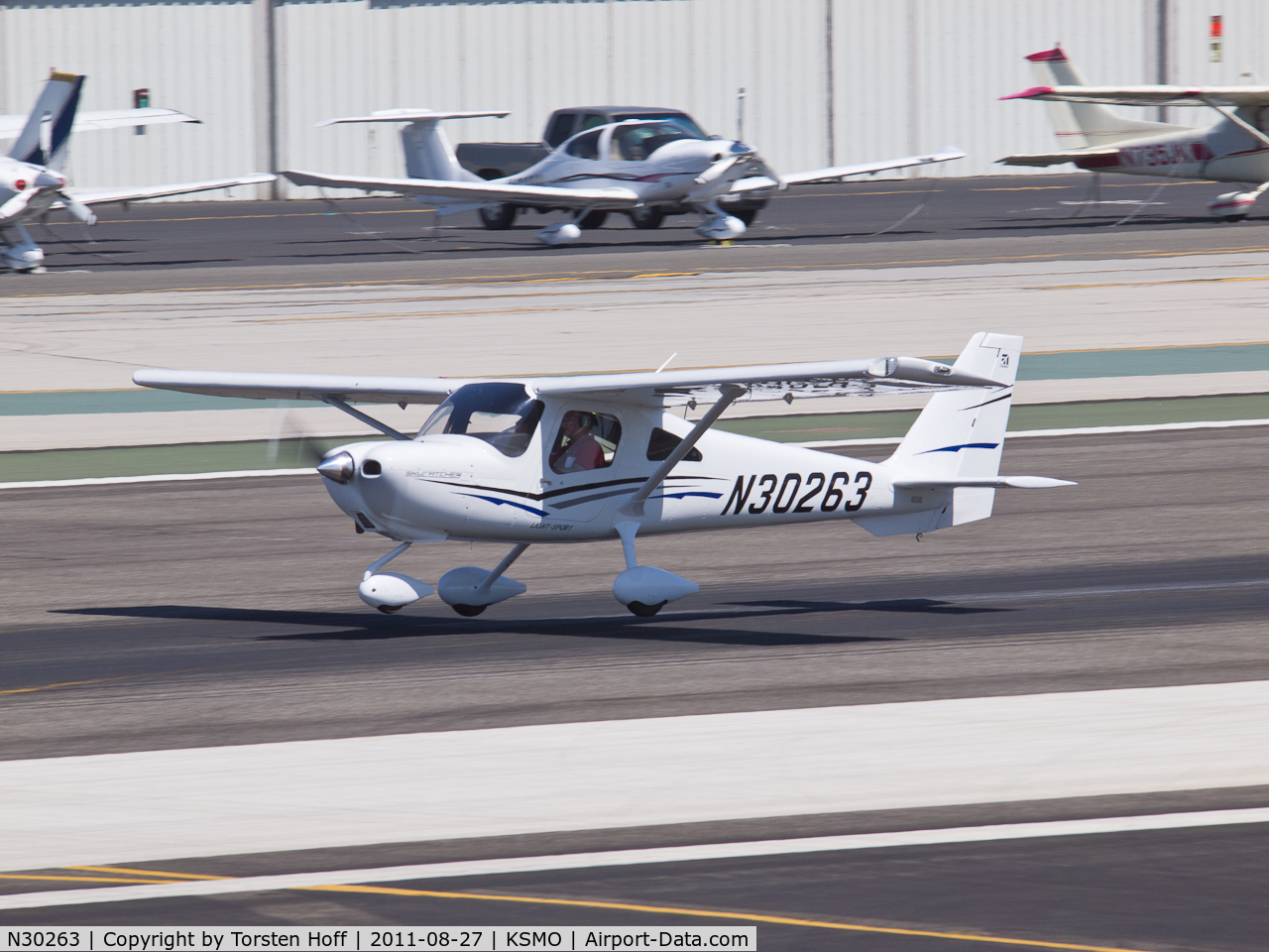 N30263, Cessna 162 Skycatcher C/N 16200092, N30263 departing from RWY 21