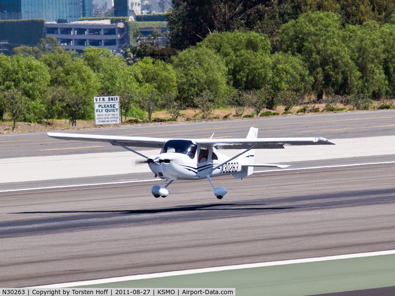 N30263, Cessna 162 Skycatcher C/N 16200092, N30263 arriving on RWY 21