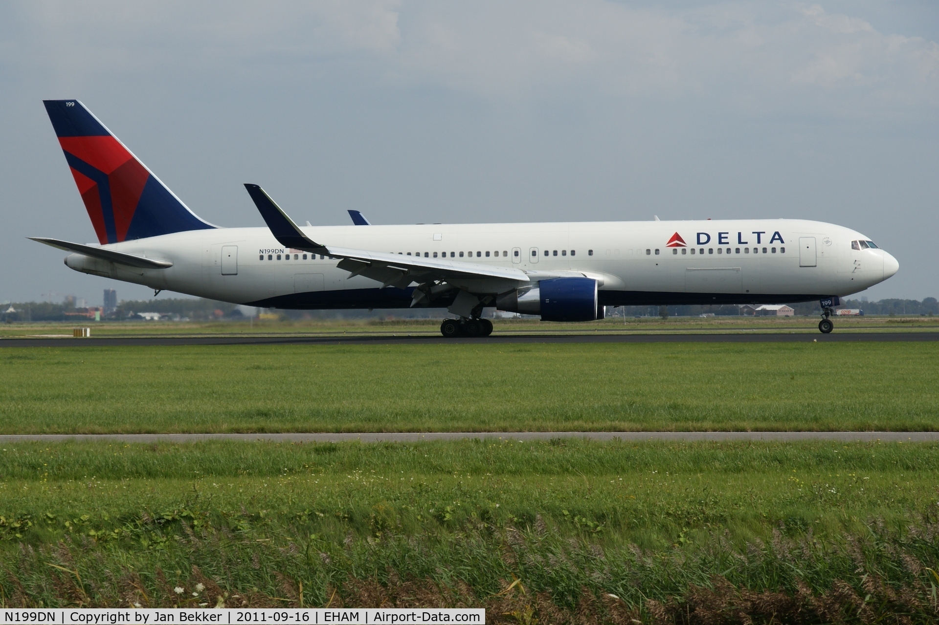 N199DN, 1998 Boeing 767-332/ER C/N 28456, Just after landing on the Polderbaan at Schiphol